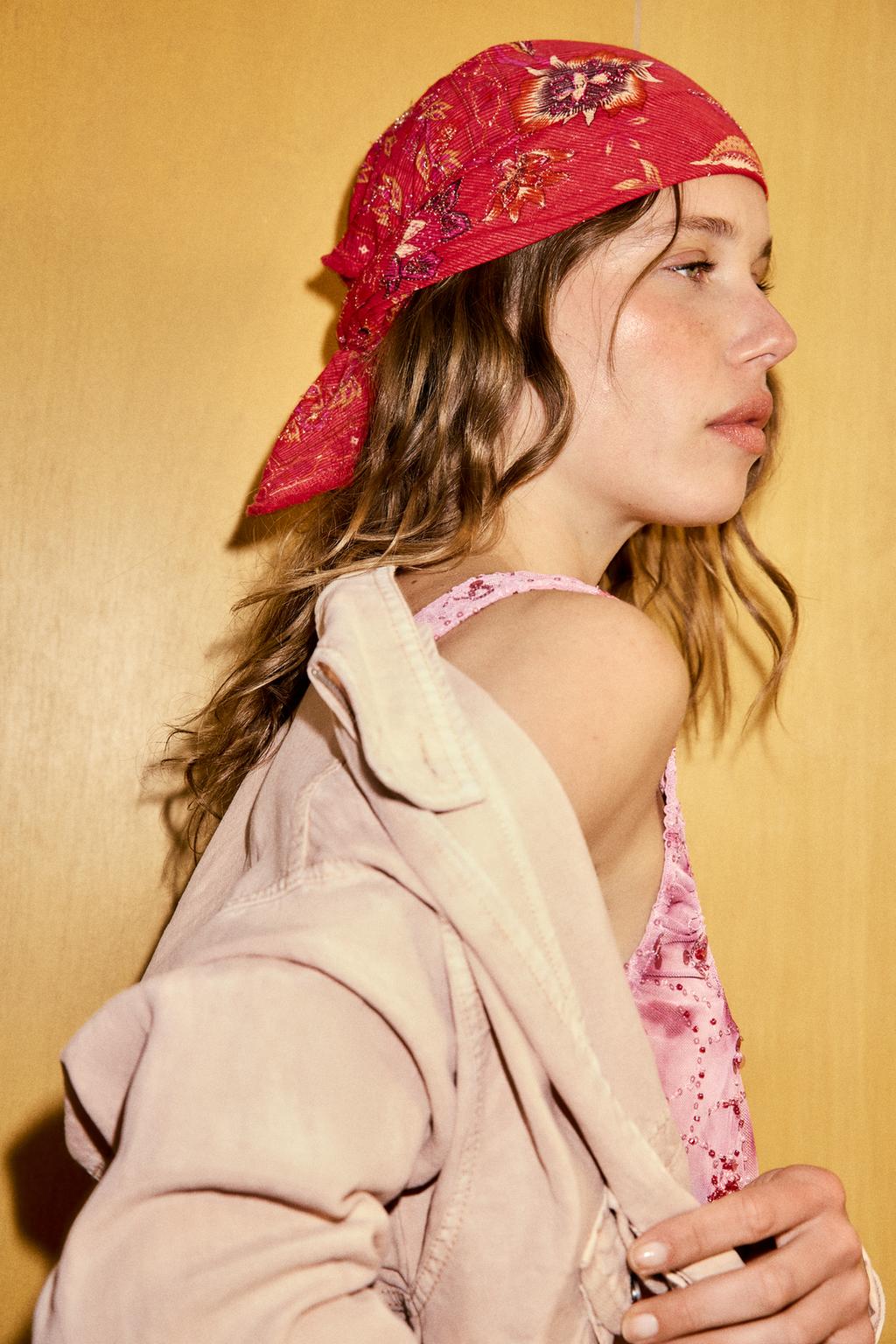 ПЛАТОК С ВЫШИВКОЙ И БИСЕРОМ