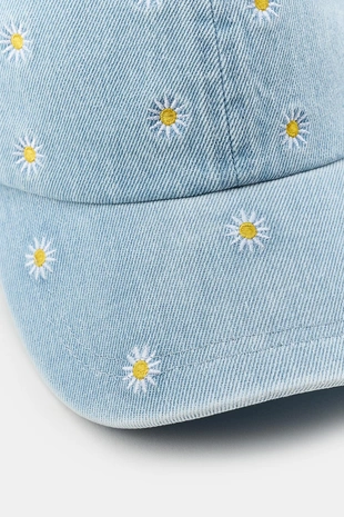 Джинсовая кепка с вышивкой маргаритки- Заказать в России