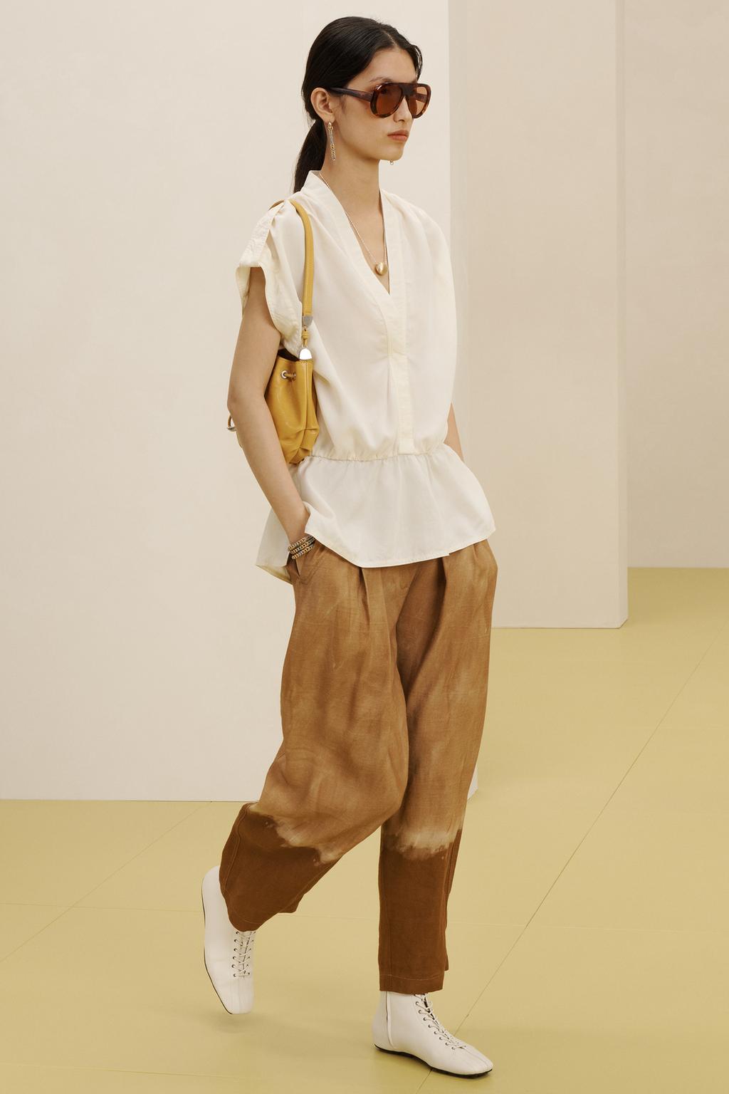 Топ с v-образным вырезом