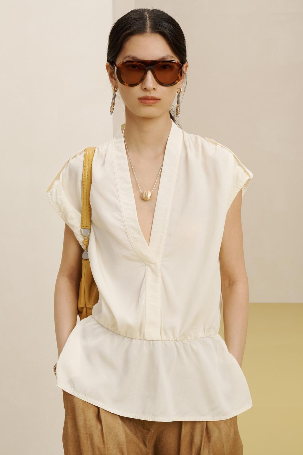 Топ с v-образным вырезом