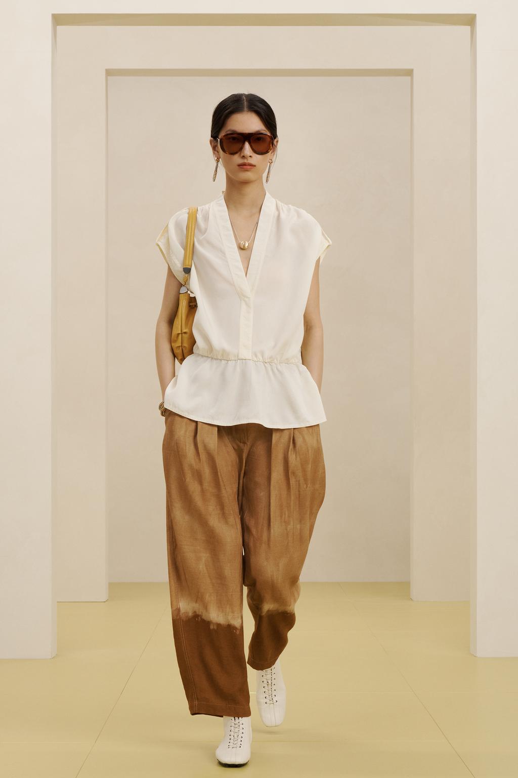 Топ с v-образным вырезом