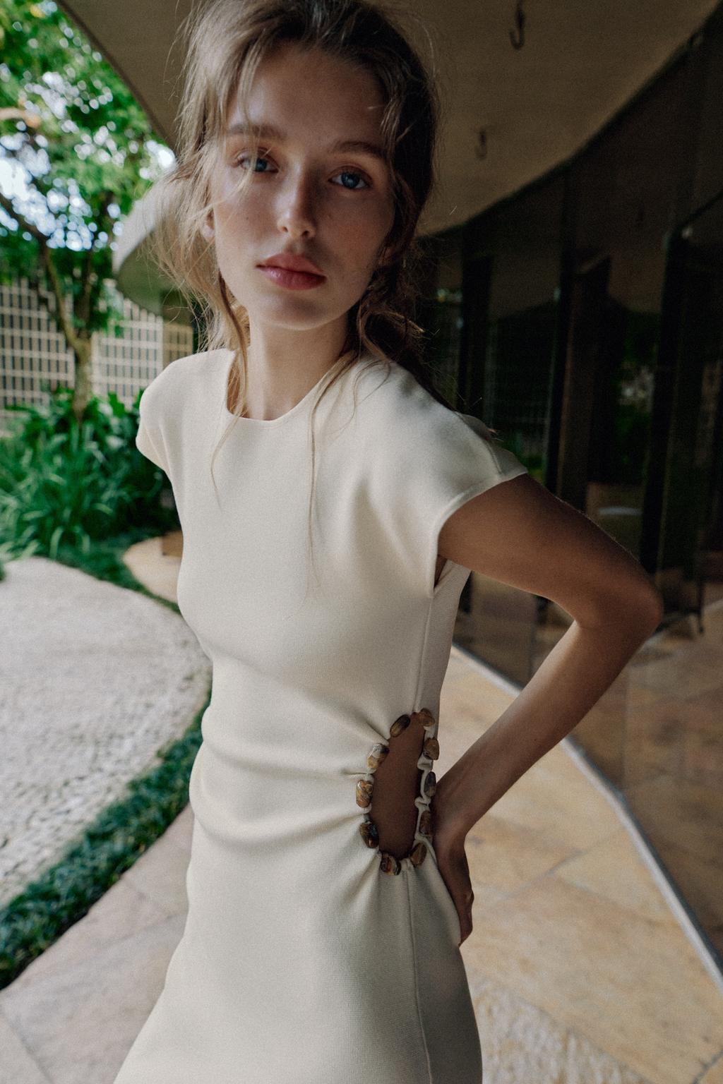 ТРИКОТАЖНОЕ ПЛАТЬЕ С ВЫРЕЗАМИ И БУСИНАМИ