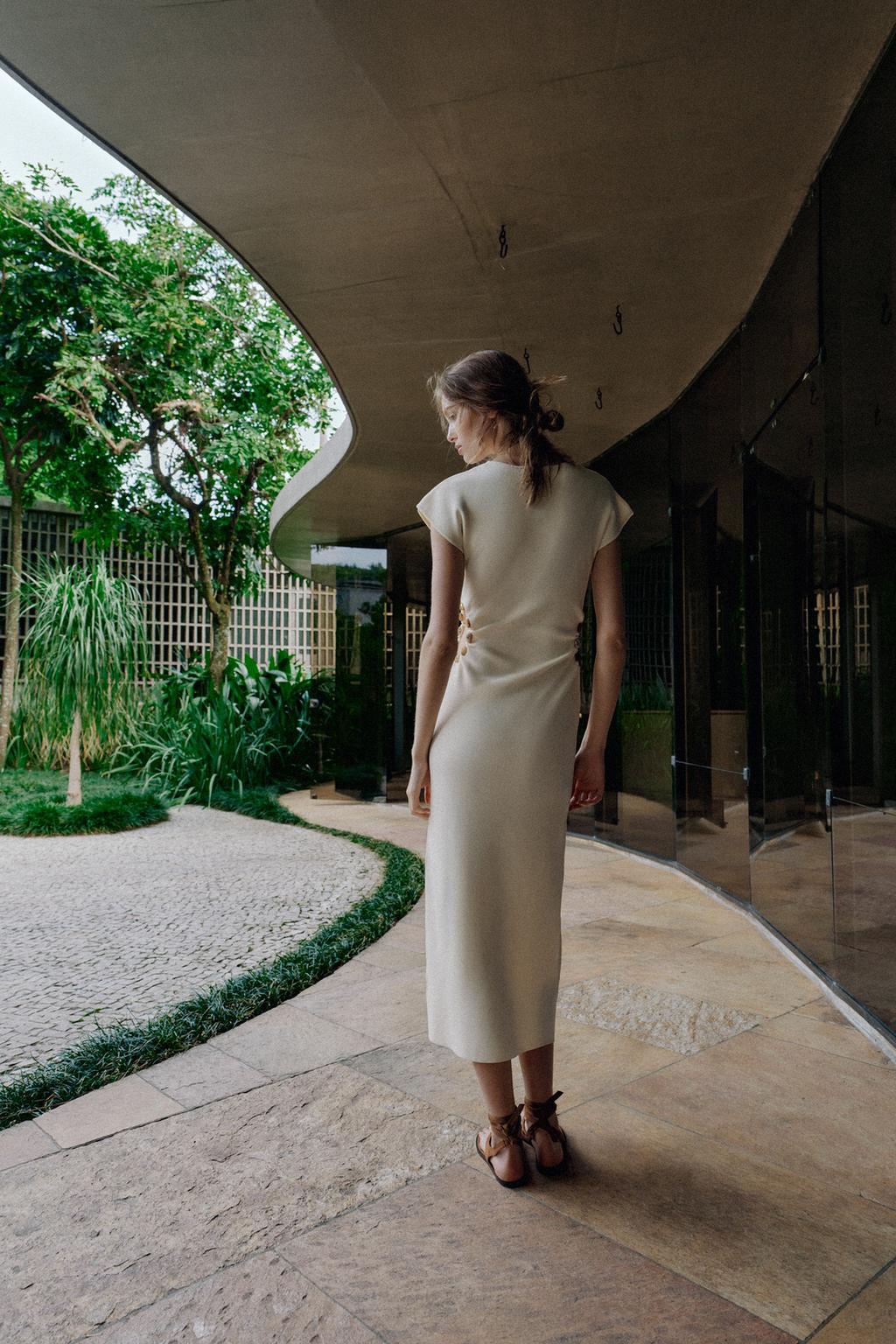 ТРИКОТАЖНОЕ ПЛАТЬЕ С ВЫРЕЗАМИ И БУСИНАМИ