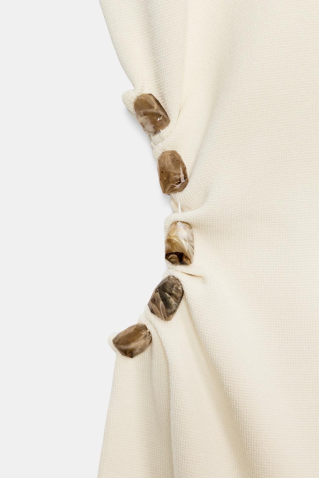 ТРИКОТАЖНОЕ ПЛАТЬЕ С ВЫРЕЗАМИ И БУСИНАМИ