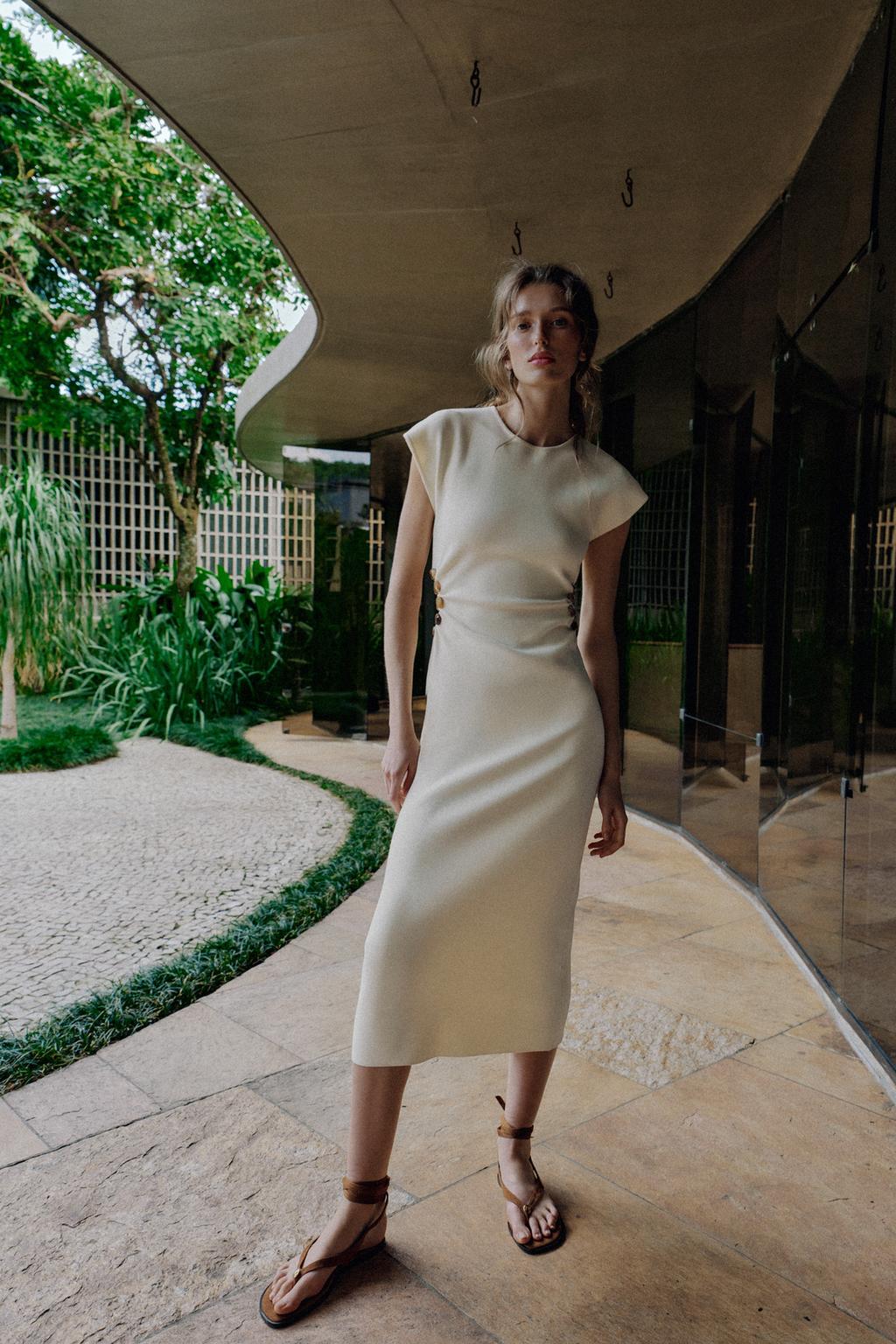 ТРИКОТАЖНОЕ ПЛАТЬЕ С ВЫРЕЗАМИ И БУСИНАМИ