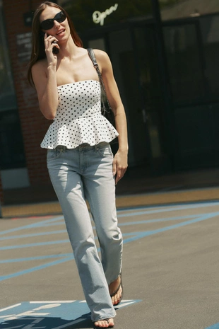 Топ с баской и открытыми плечами в горошек- Заказать в России