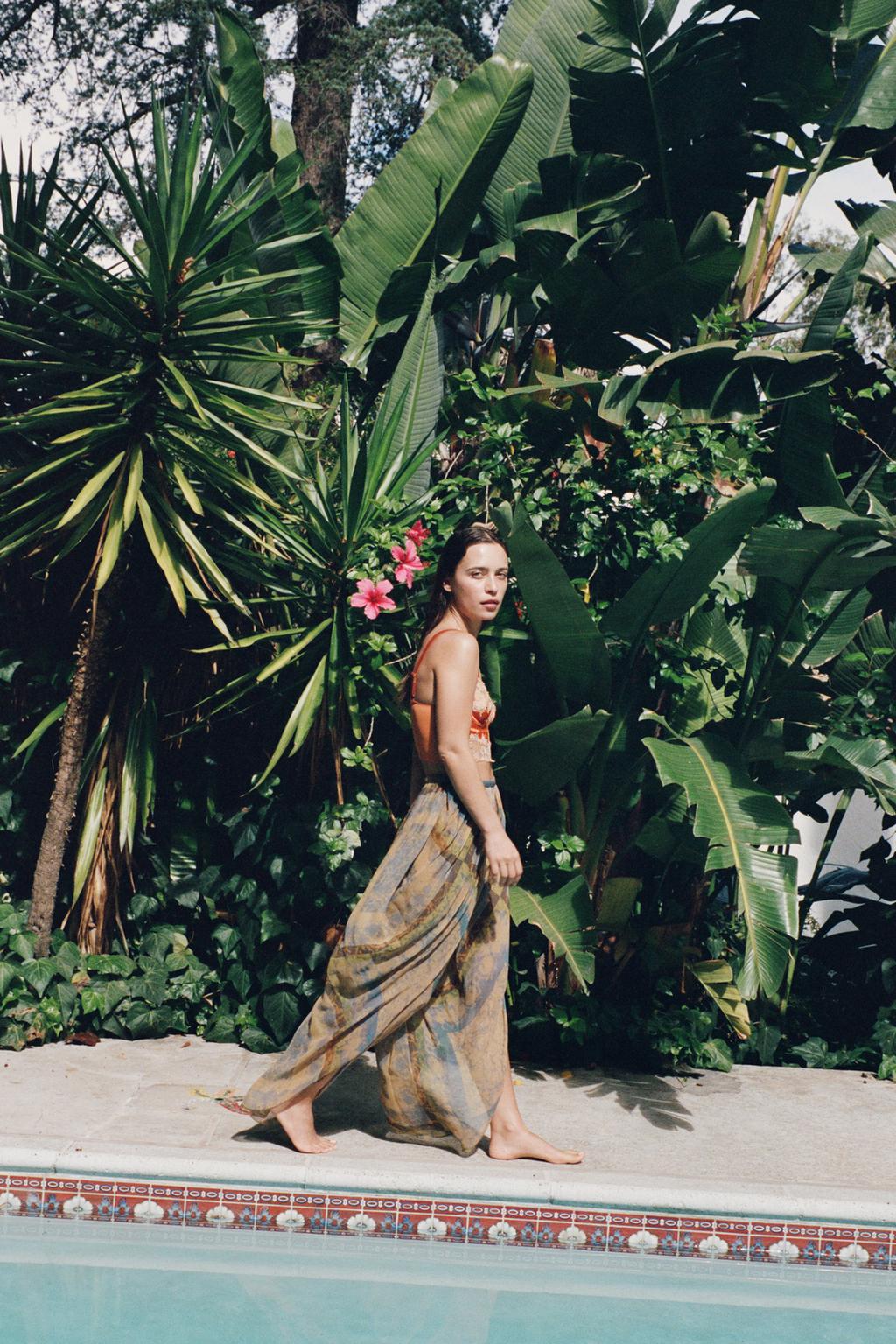 ОБЪЕМНЫЕ БРЮКИ С ПРИНТОМ И РАЗРЕЗАМИ