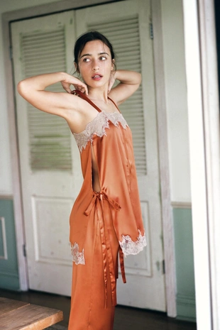 Атласный топ с вышивкой и завязками- Заказать в России