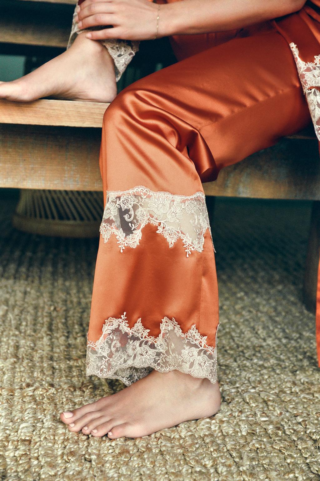 АТЛАСНЫЕ БРЮКИ С ВЫШИВКОЙ