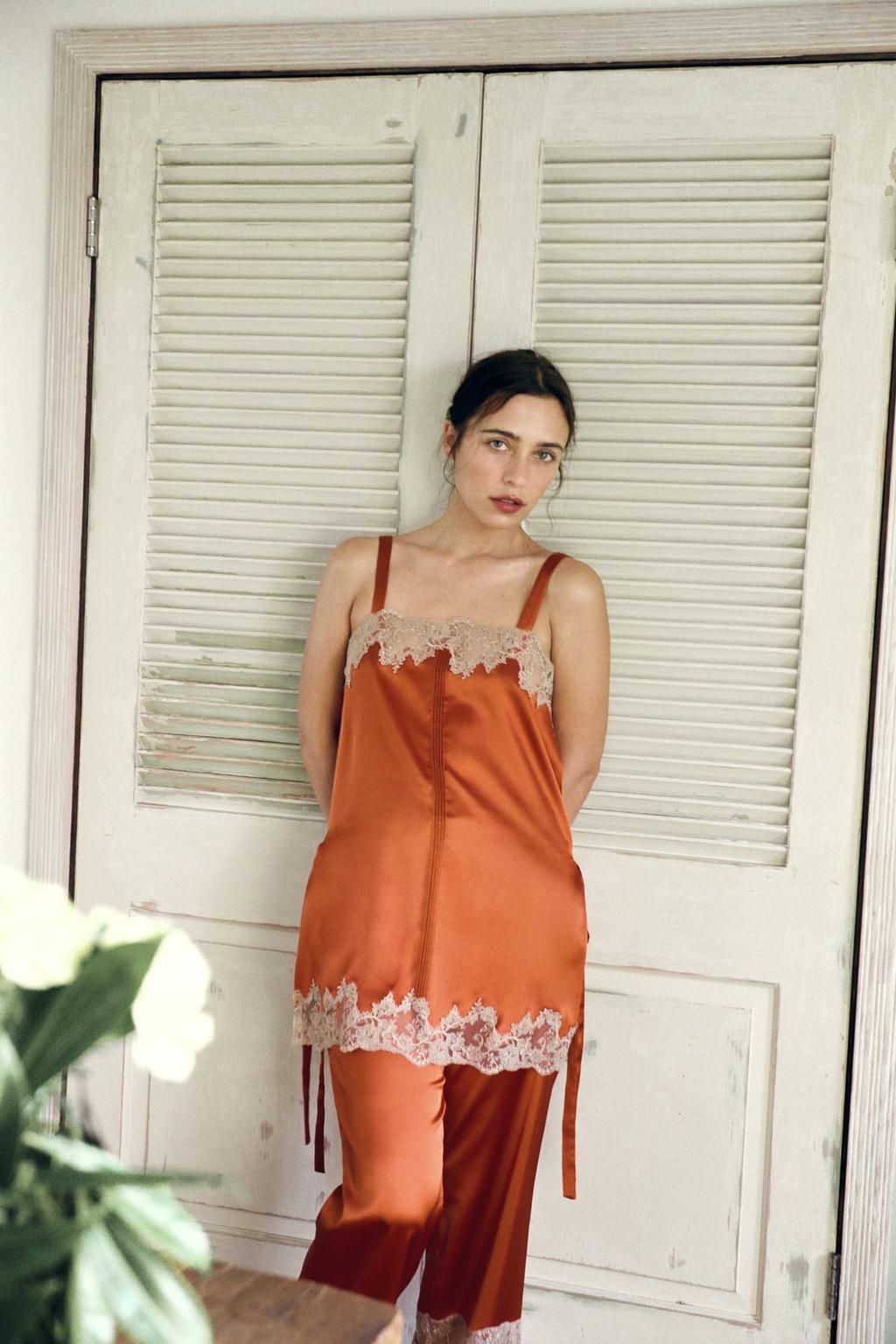 АТЛАСНЫЕ БРЮКИ С ВЫШИВКОЙ