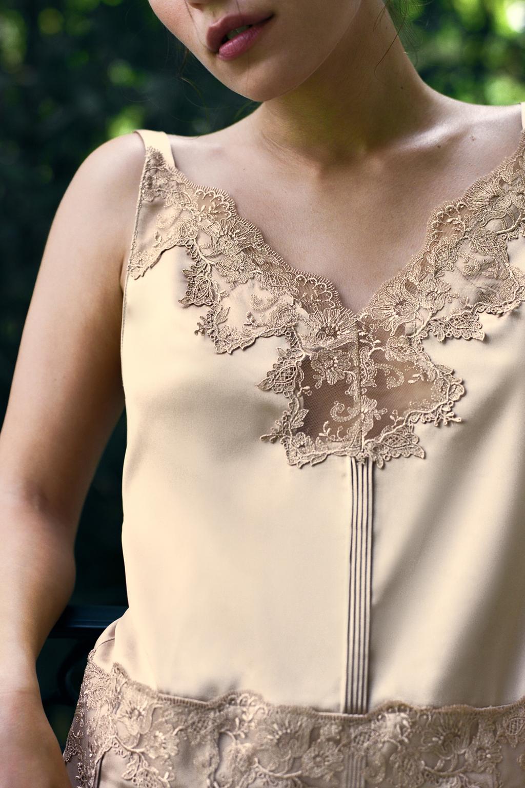 МИНИ-ПЛАТЬЕ ИЗ АТЛАСА С КРУЖЕВОМ И ВОЛАНАМИ