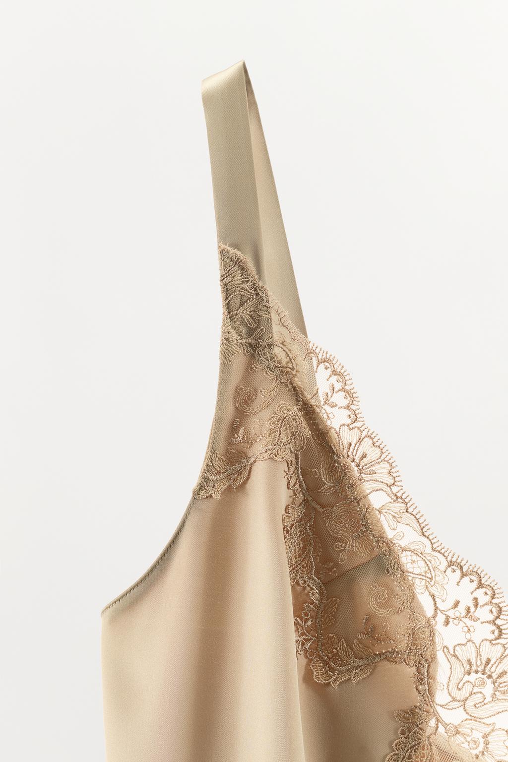 МИНИ-ПЛАТЬЕ ИЗ АТЛАСА С КРУЖЕВОМ И ВОЛАНАМИ