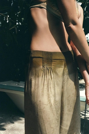 Брюки с принтом и защипами на талии- Заказать в России