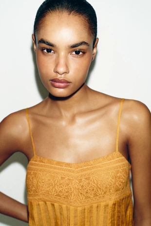 Топ на бретелях с вышивкой