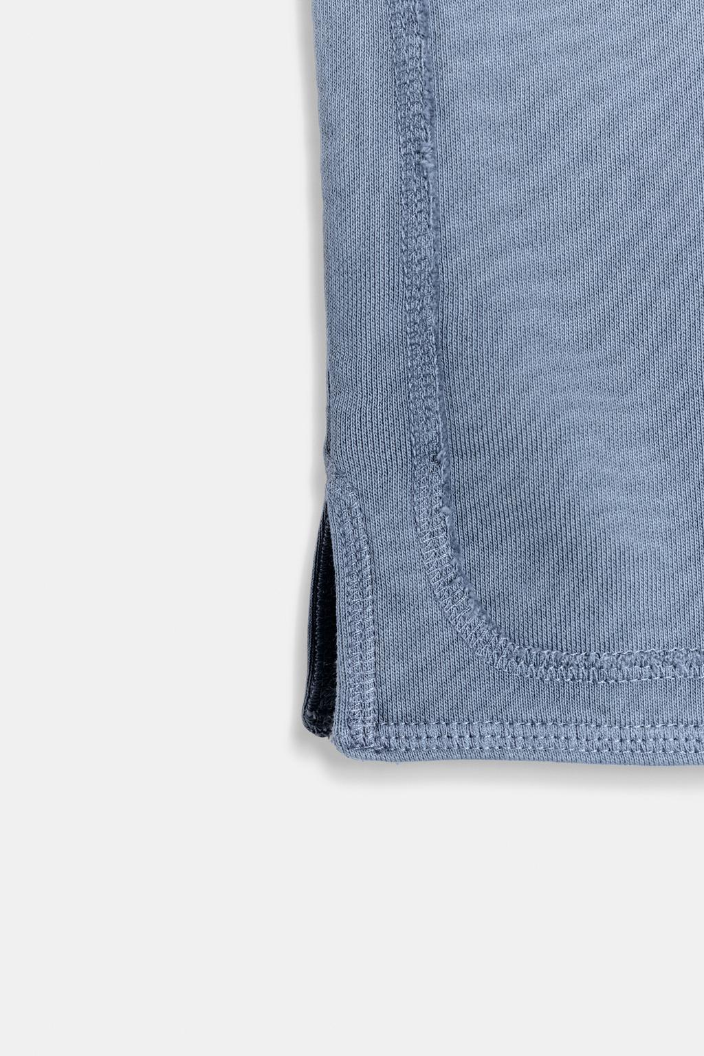 КОРОТКАЯ ФУТБОЛКА С ЭФФЕКТОМ ПОТЕРТОСТИ