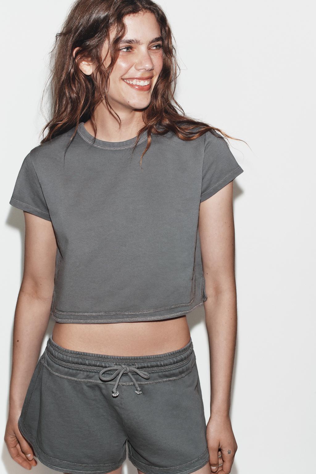 УКОРОЧЕННАЯ ФУТБОЛКА С ЭФФЕКТОМ ПОТЕРТОСТИ