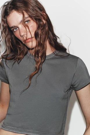 Укороченная футболка с эффектом потертости