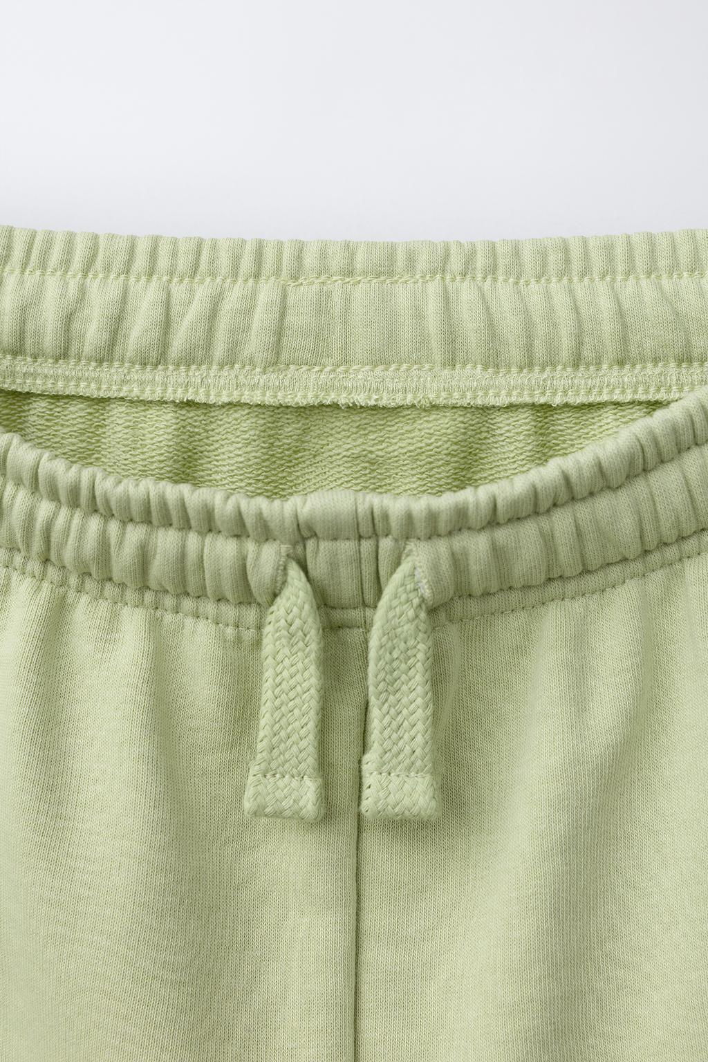 ОДНОТОННЫЕ ШОРТЫ ИЗ МЯГКОЙ ТКАНИ