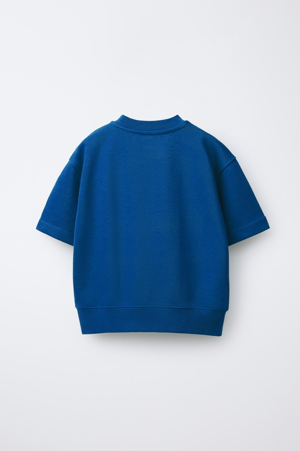 ТОЛСТОВКА С КОРОТКИМИ РУКАВАМИ И РЕЛЬЕФНОЙ НАДПИСЬЮ