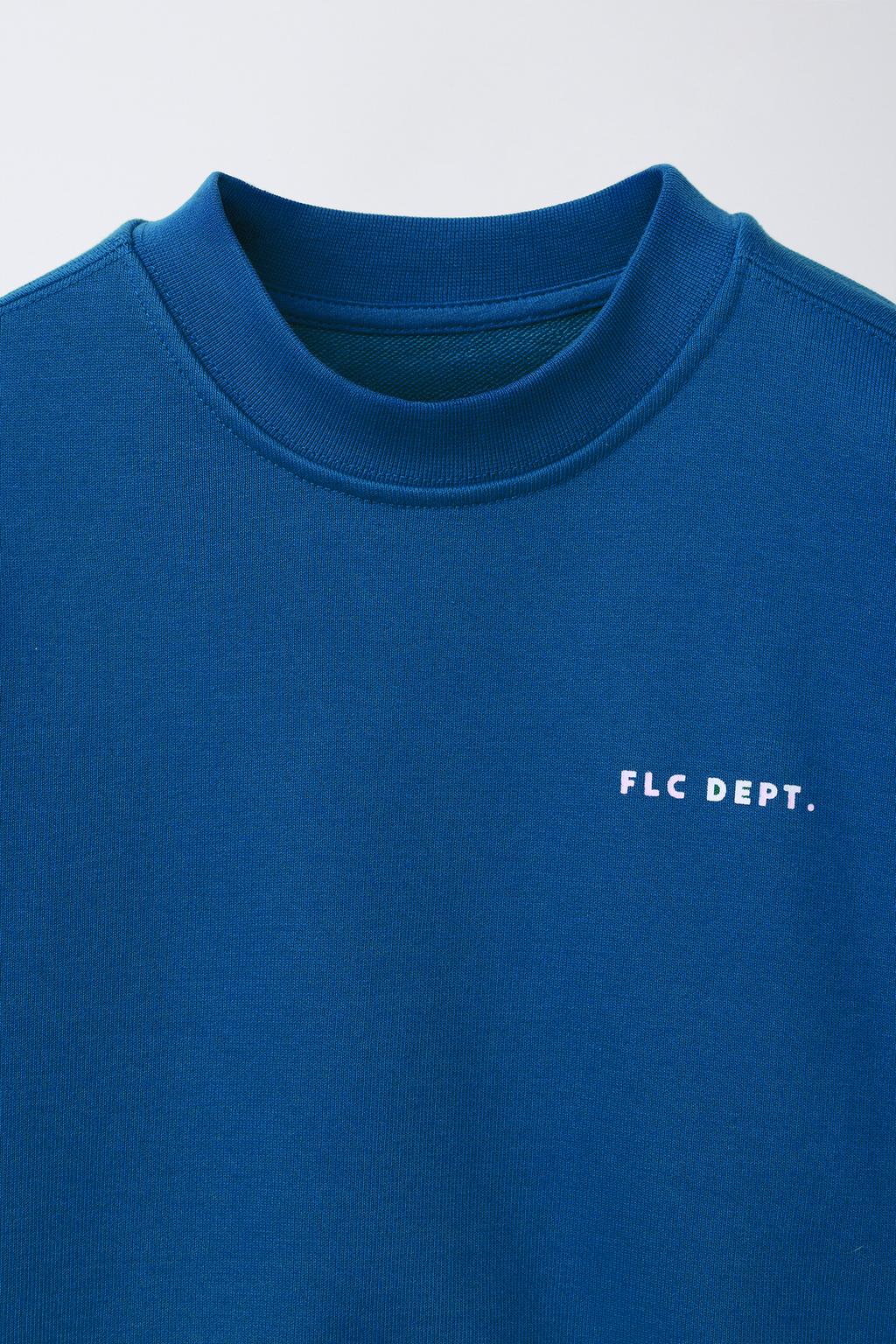 ТОЛСТОВКА С КОРОТКИМИ РУКАВАМИ И РЕЛЬЕФНОЙ НАДПИСЬЮ