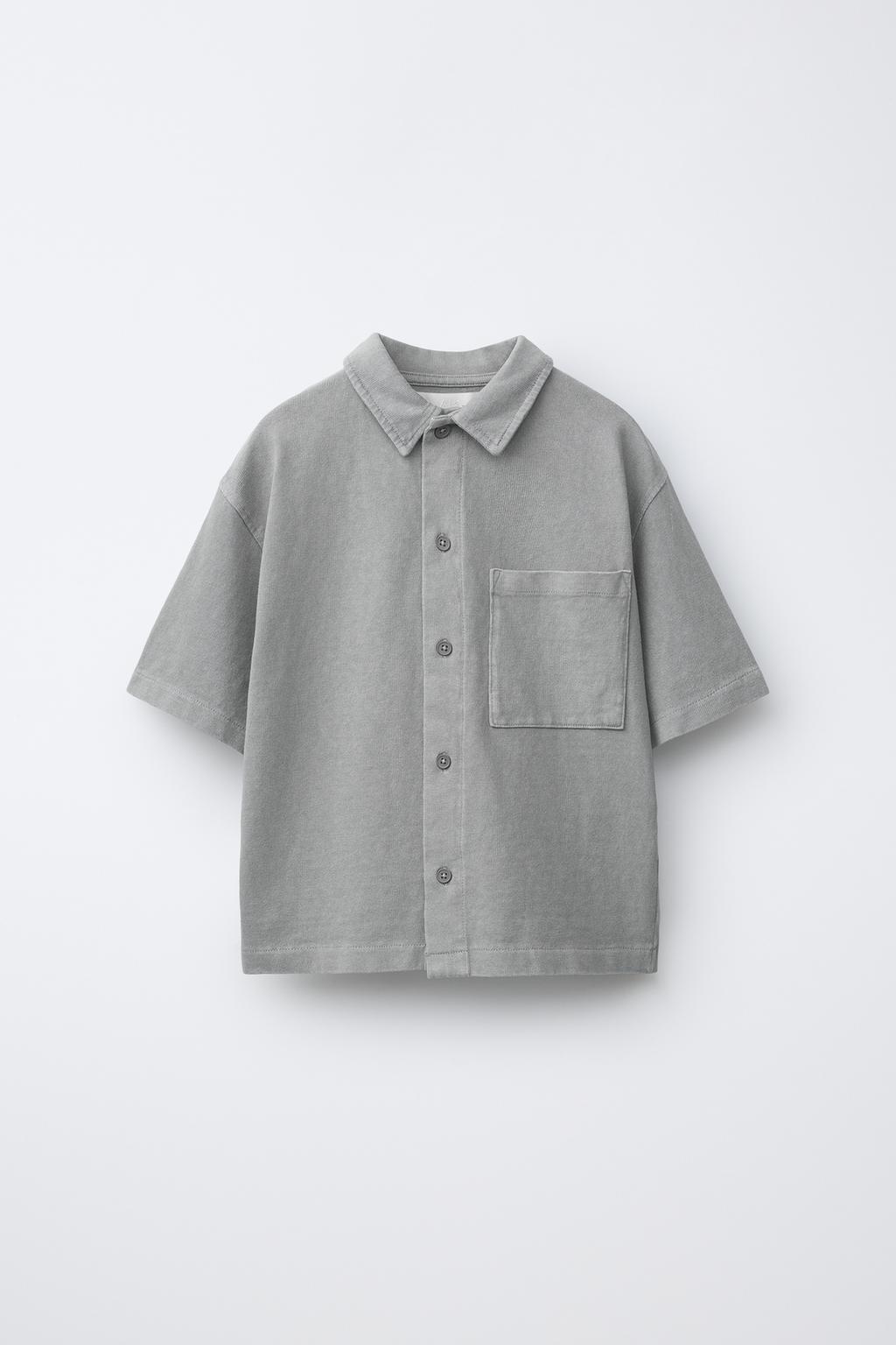 КОМПЛЕКТ ИЗ РУБАШКИ И ШОРТОВ-БЕРМУДОВ, ОКРАШЕННЫЙ В ГОТОВОМ ВИДЕ