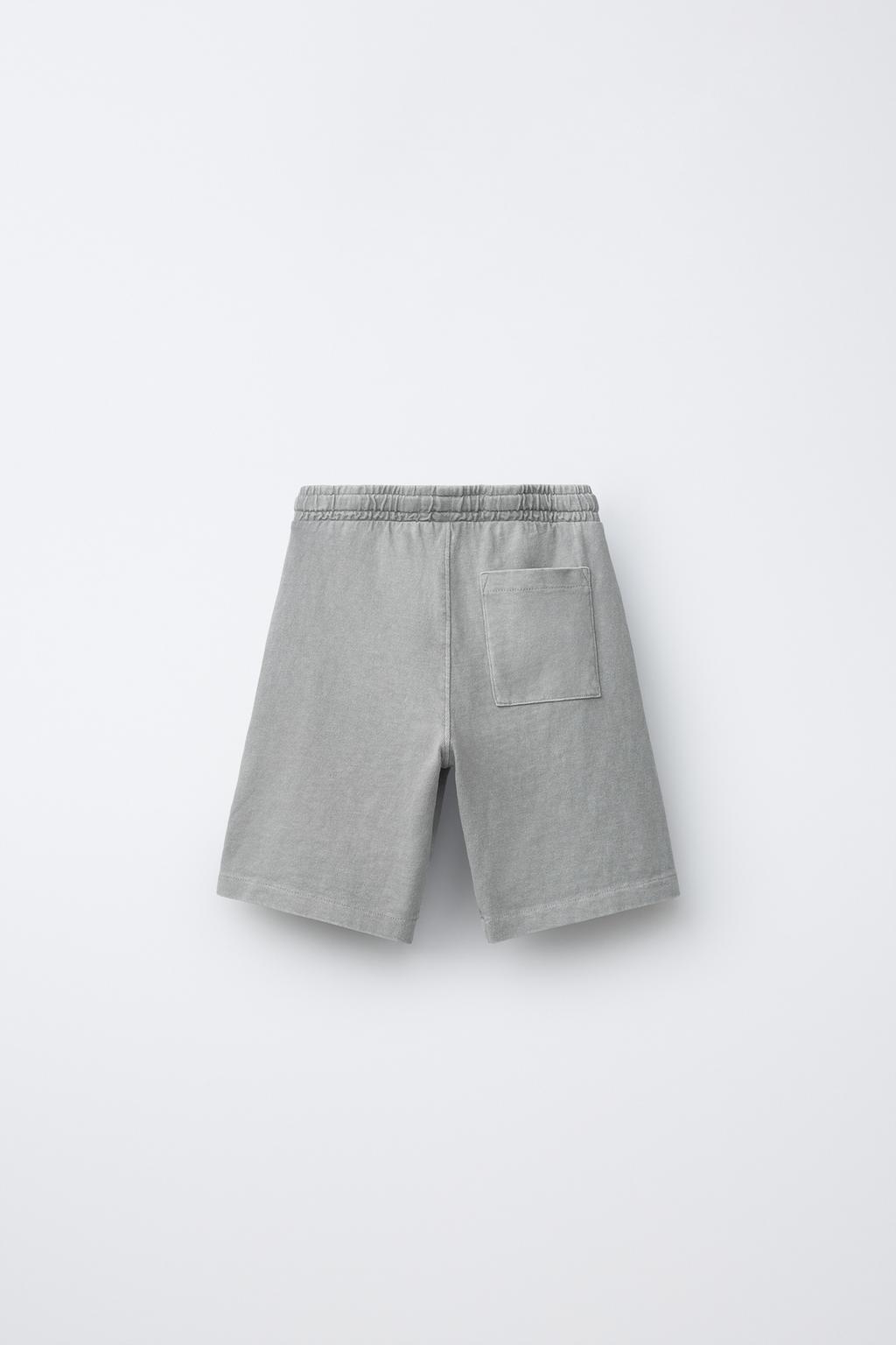 КОМПЛЕКТ ИЗ РУБАШКИ И ШОРТОВ-БЕРМУДОВ, ОКРАШЕННЫЙ В ГОТОВОМ ВИДЕ