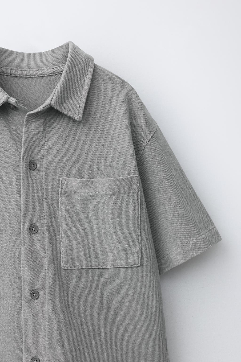 КОМПЛЕКТ ИЗ РУБАШКИ И ШОРТОВ-БЕРМУДОВ, ОКРАШЕННЫЙ В ГОТОВОМ ВИДЕ