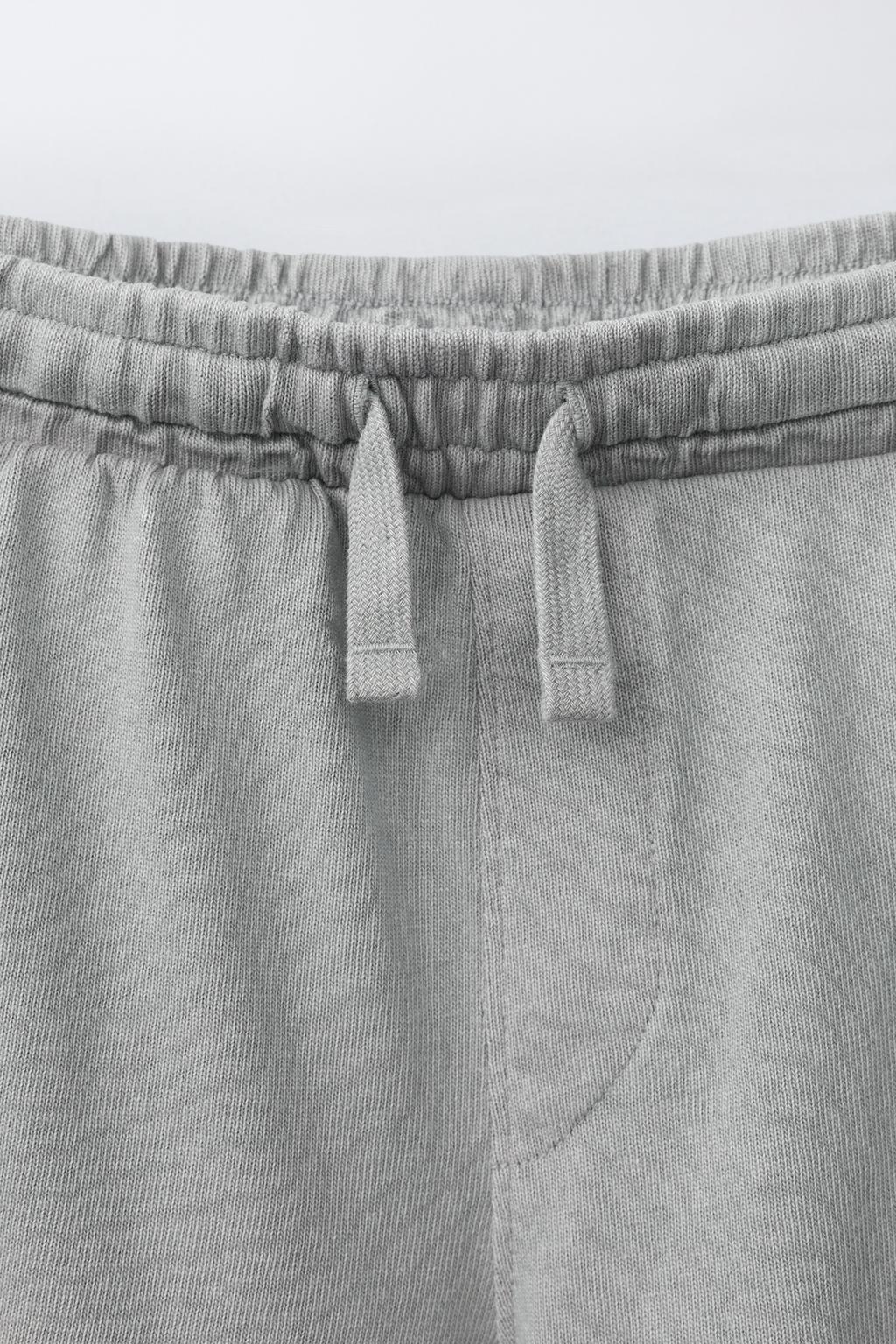 КОМПЛЕКТ ИЗ РУБАШКИ И ШОРТОВ-БЕРМУДОВ, ОКРАШЕННЫЙ В ГОТОВОМ ВИДЕ