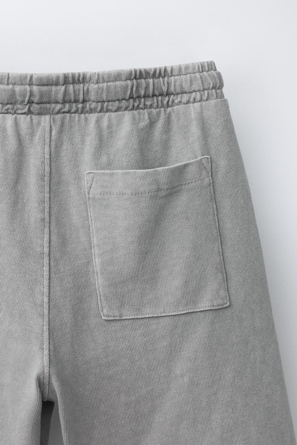 КОМПЛЕКТ ИЗ РУБАШКИ И ШОРТОВ-БЕРМУДОВ, ОКРАШЕННЫЙ В ГОТОВОМ ВИДЕ