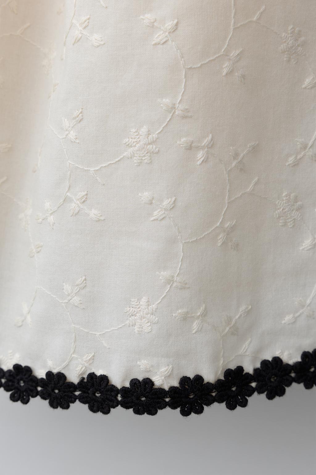 ПЛАТЬЕ С КОНТРАСТНОЙ ВЫШИВКОЙ