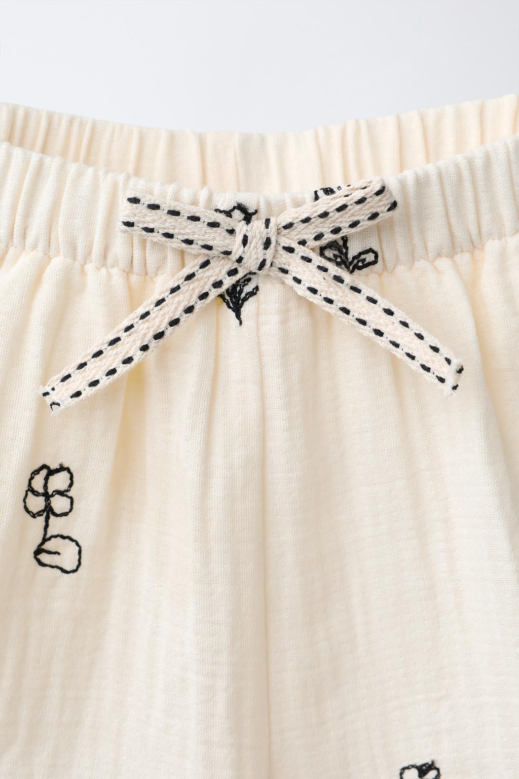 ШОРТЫ С ВЫШИВКОЙ ЦВЕТОВ ИЗ РЕЛЬЕФНОЙ ТКАНИ