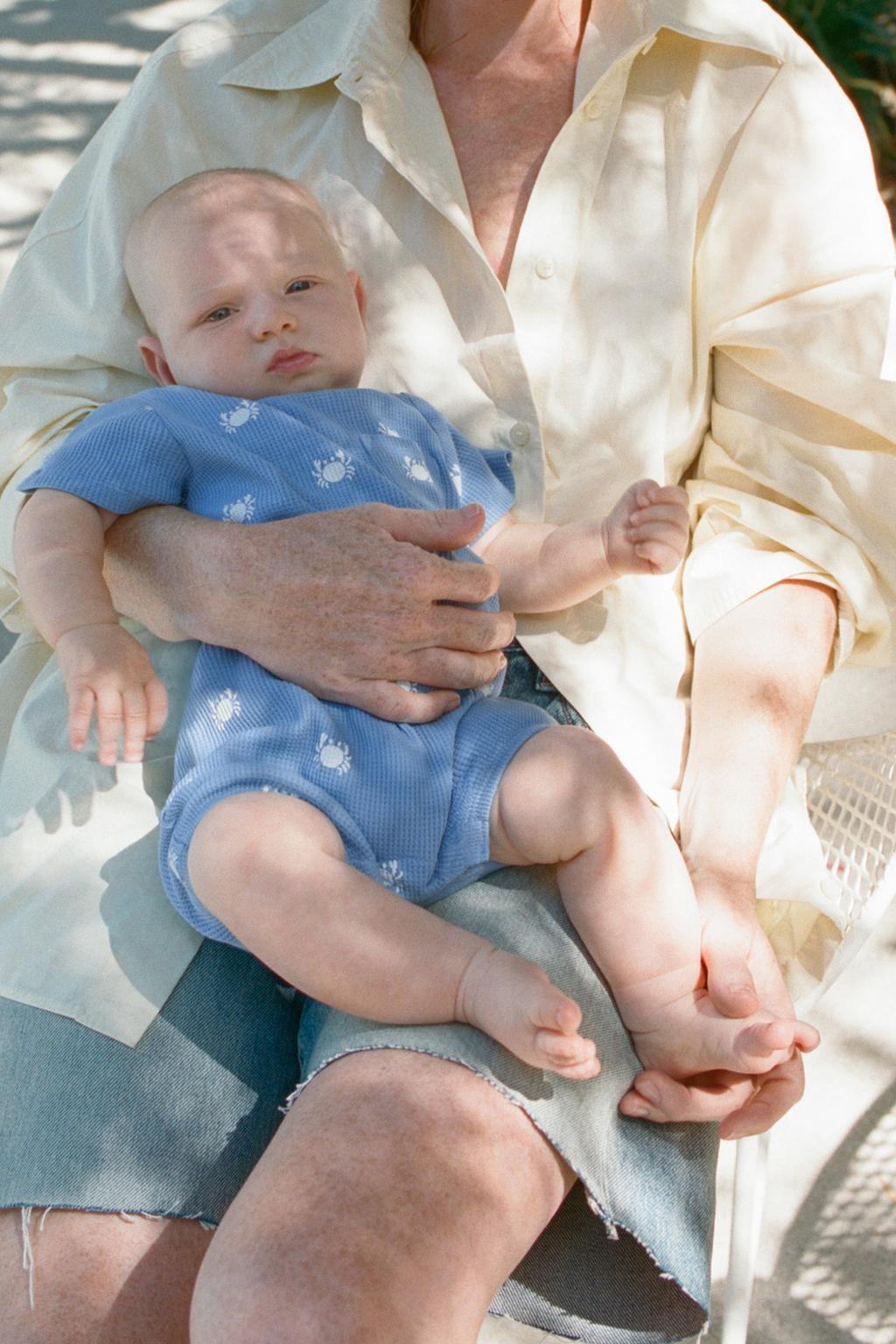 КОМБИНЕЗОН ИЗ РЕЛЬЕФНОЙ ТКАНИ С КРАБАМИ