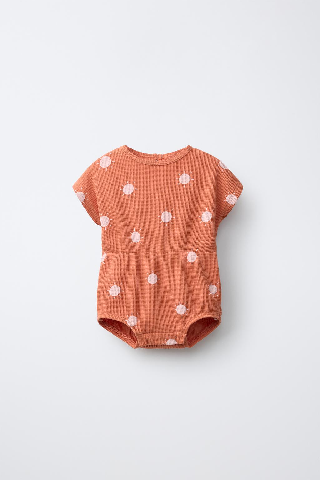 КОМБИНЕЗОН ИЗ РЕЛЬЕФНОЙ ТКАНИ С ПРИНТОМ СОЛНЦА