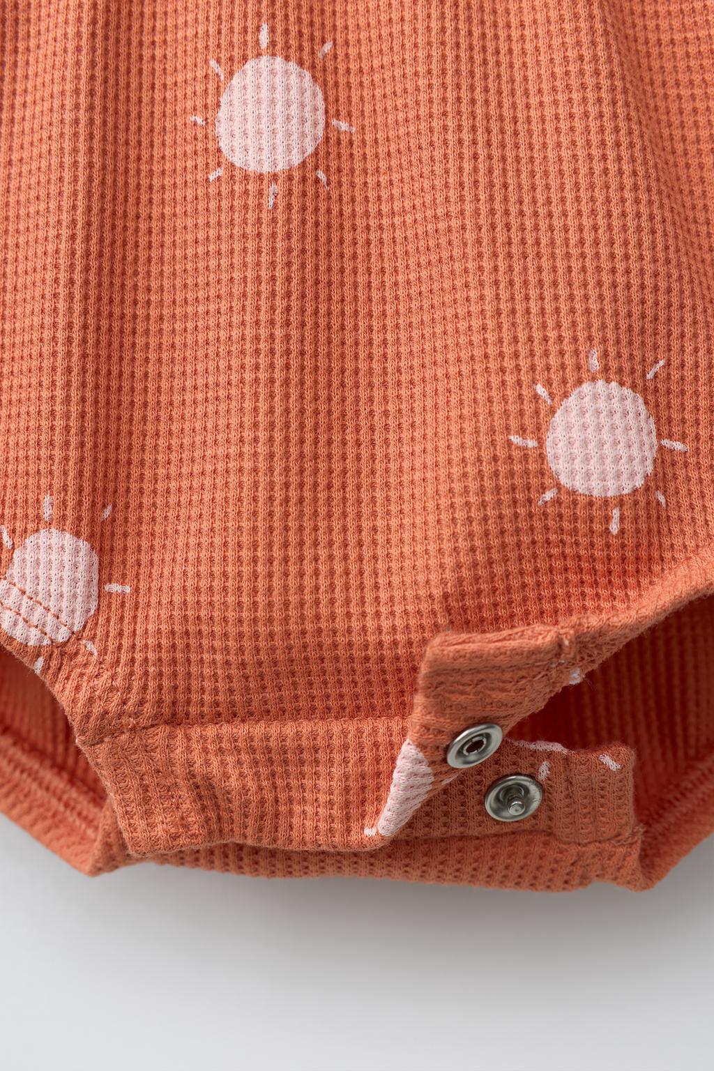 КОМБИНЕЗОН ИЗ РЕЛЬЕФНОЙ ТКАНИ С ПРИНТОМ СОЛНЦА