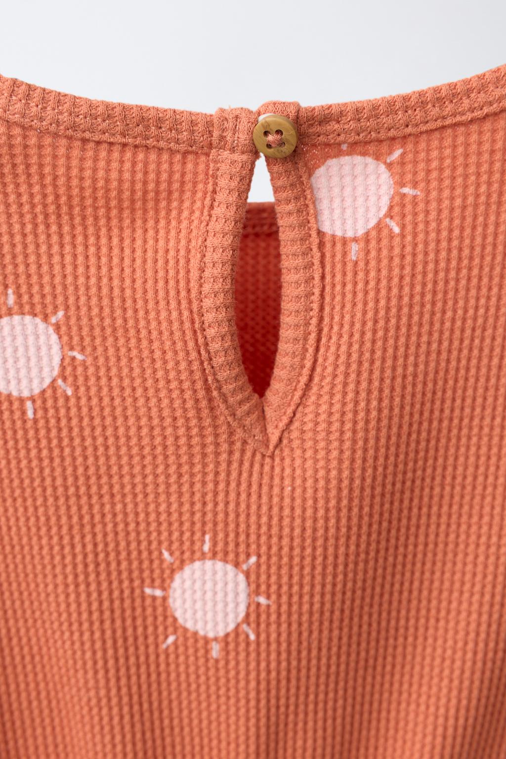 КОМБИНЕЗОН ИЗ РЕЛЬЕФНОЙ ТКАНИ С ПРИНТОМ СОЛНЦА