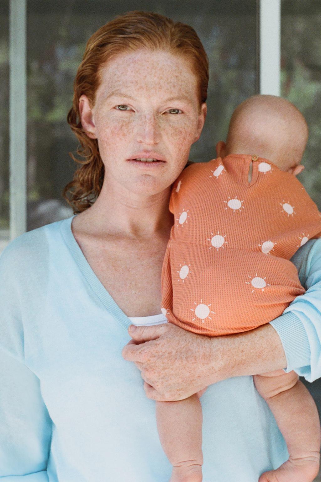 КОМБИНЕЗОН ИЗ РЕЛЬЕФНОЙ ТКАНИ С ПРИНТОМ СОЛНЦА