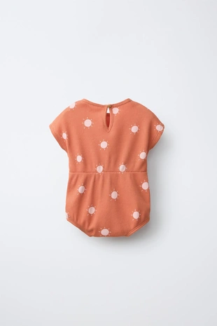 Комбинезон из рельефной ткани с принтом солнца- Заказать в России