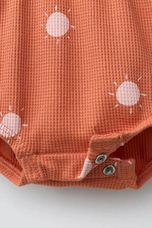 Комбинезон из рельефной ткани с принтом солнца- Заказать в России