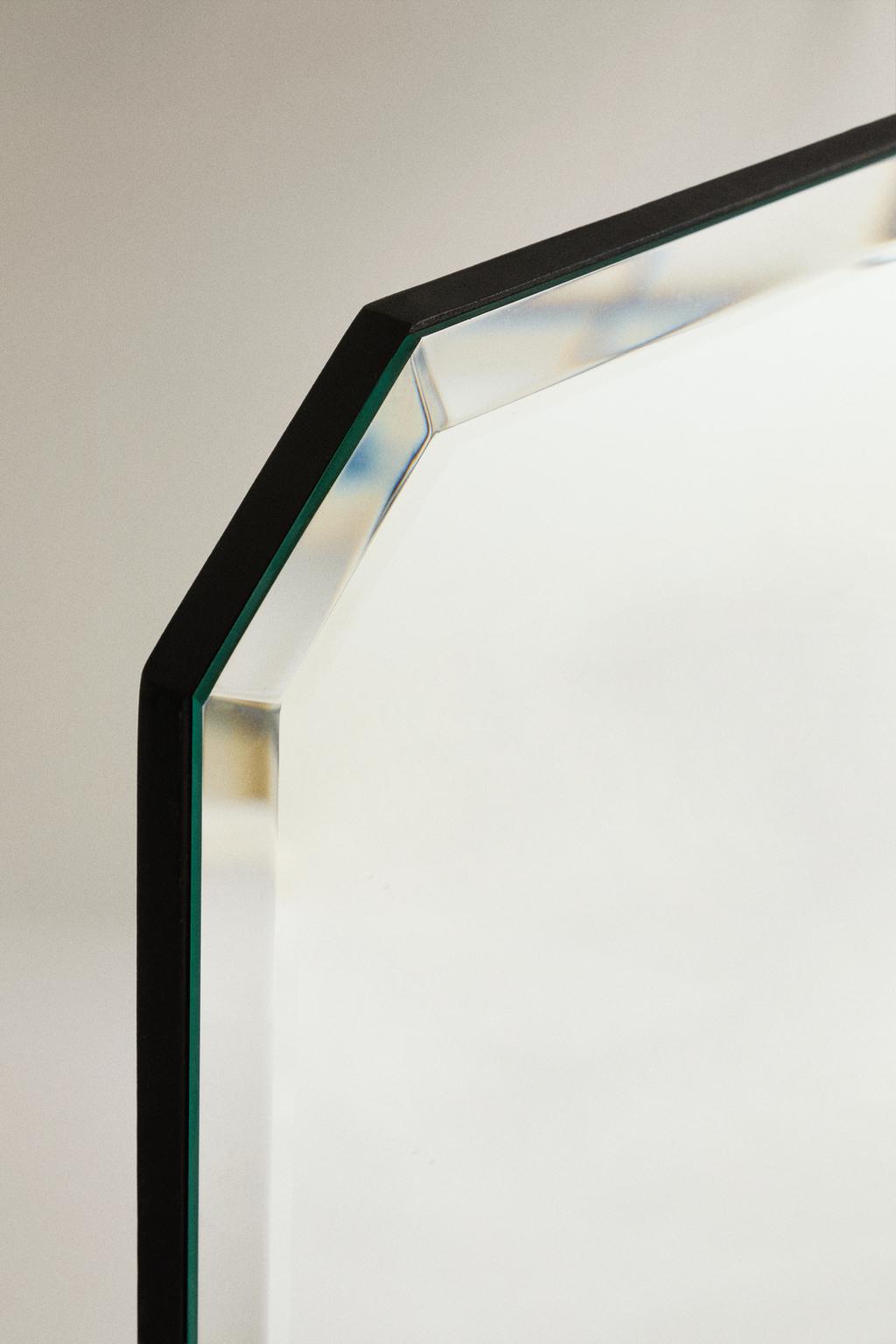 Прямоугольное зеркало настенное со скосами