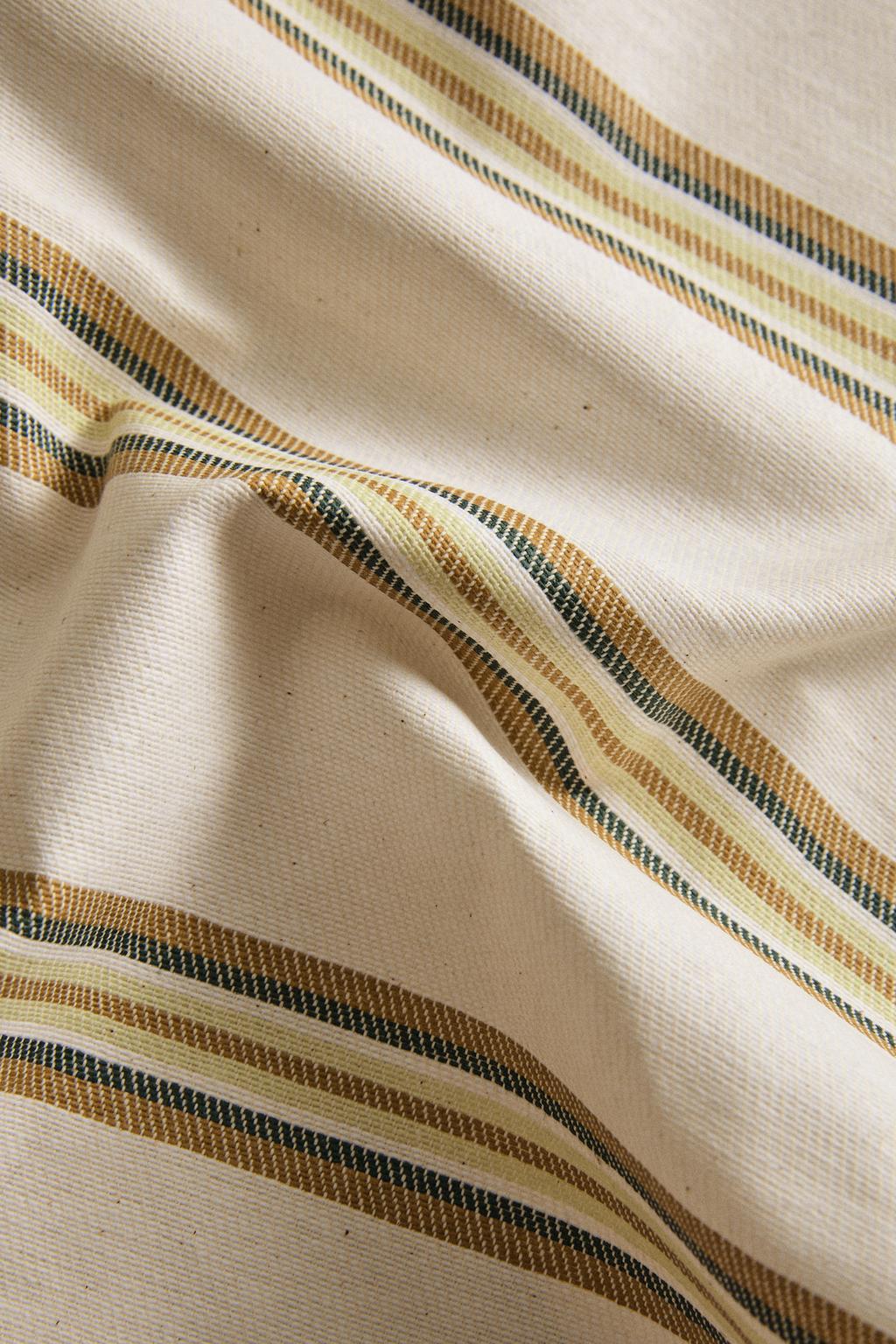 Скатерть из хлопка с смолистым покрытием и неровными полосами