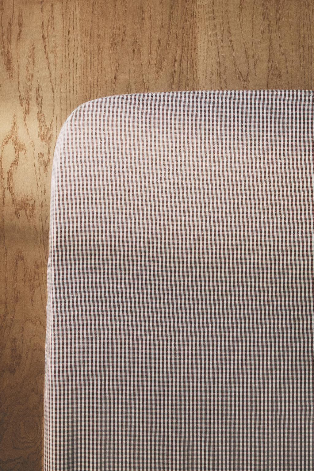 Детский простынь на резинке с клетчатым узором из окрашенной нити