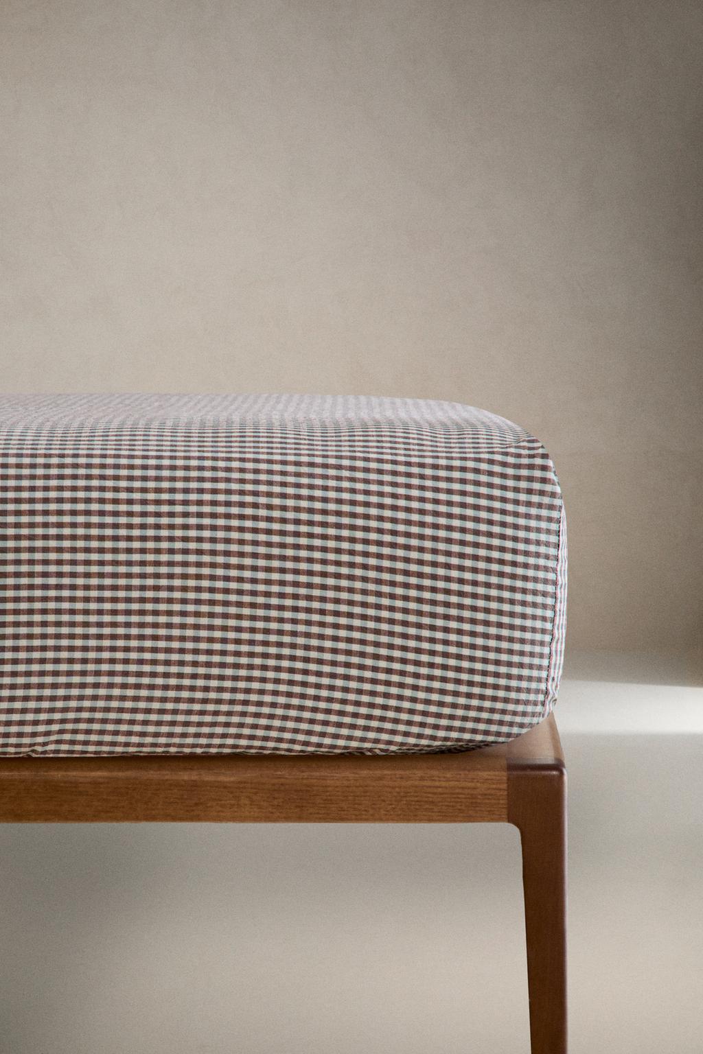 Детский простынь на резинке с клетчатым узором из окрашенной нити