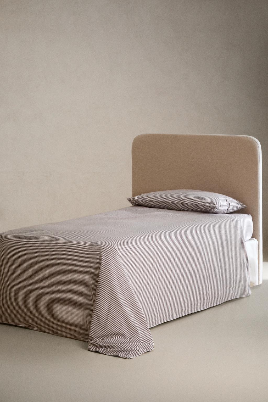 Детский простынь на резинке с клетчатым узором из окрашенной нити