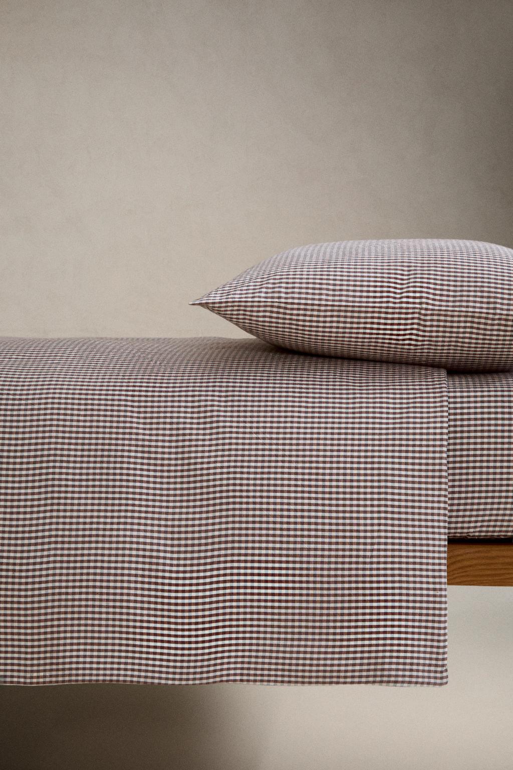 Детский простынь на резинке с клетчатым узором из окрашенной нити