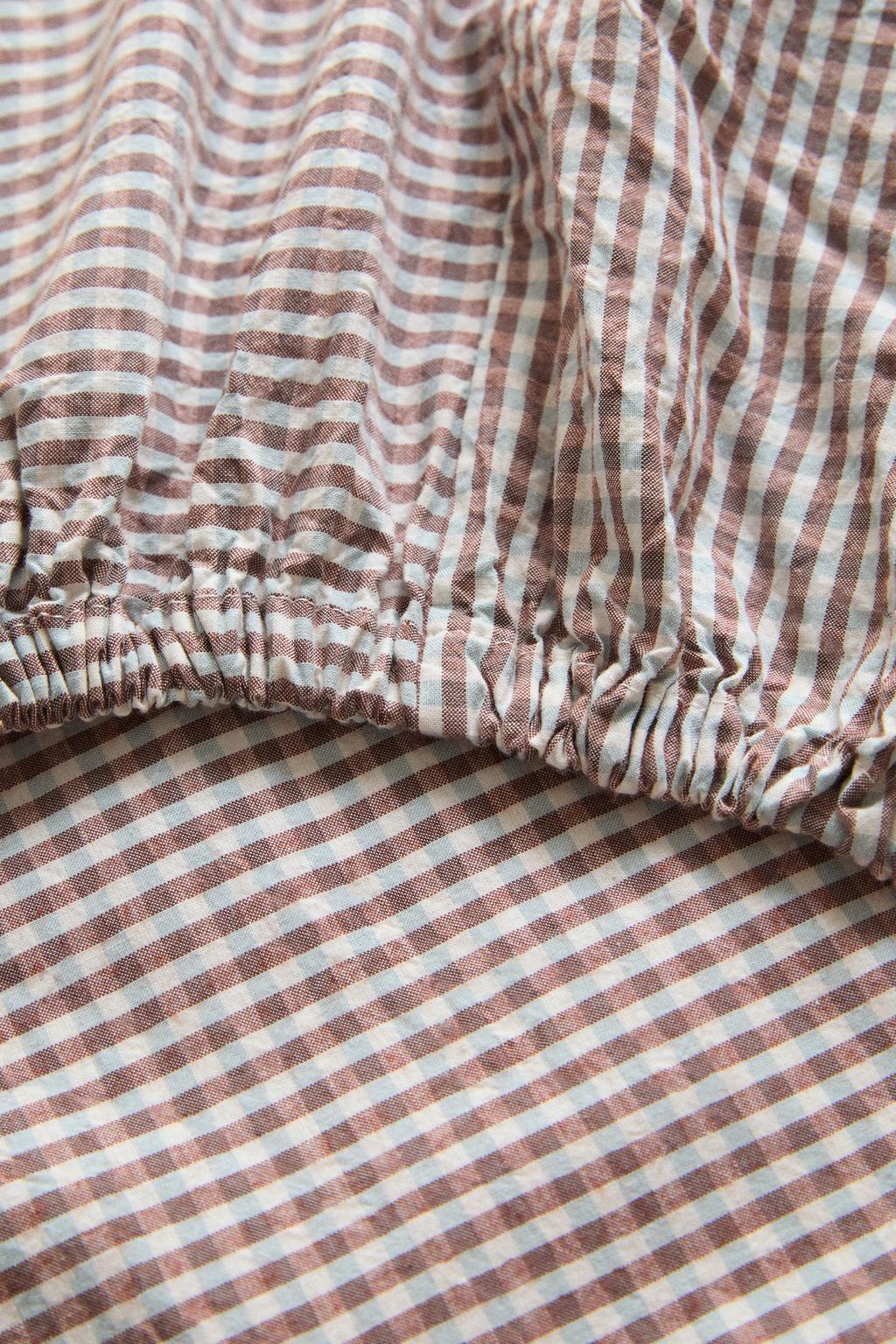 Детский простынь на резинке с клетчатым узором из окрашенной нити