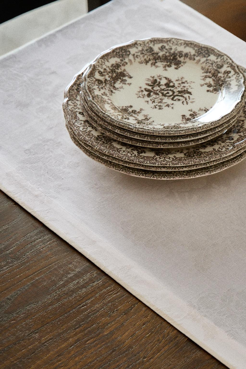 Салфетка для стола с жаккардовыми розами