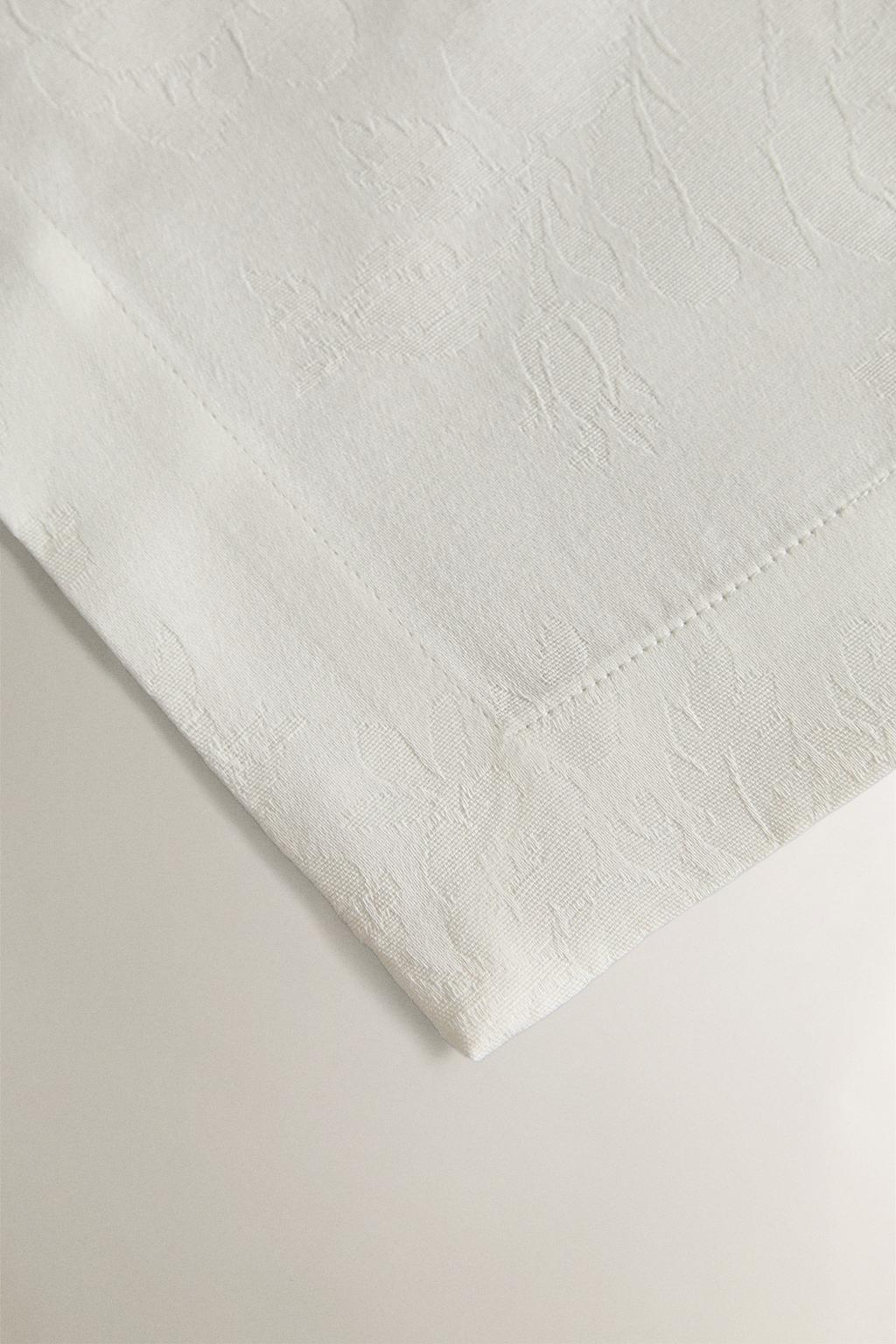 Салфетка для стола с жаккардовыми розами