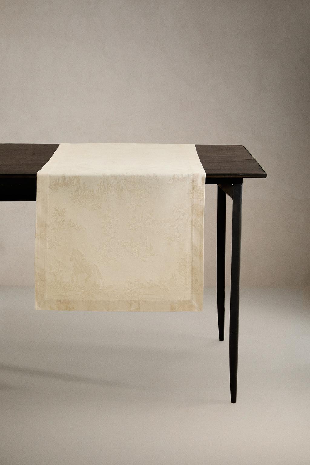 Тканевый бегунок с жаккардовым рисунком лошадей