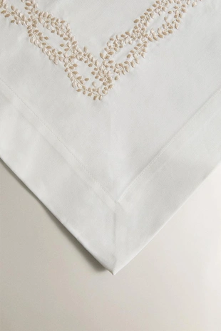 Столовый бегунок из сатина с вышитыми растительными мотивами- Заказать в России