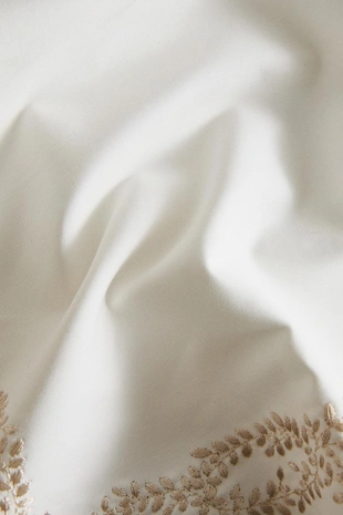 Столовый бегунок из сатина с вышитыми растительными мотивами- Заказать в России